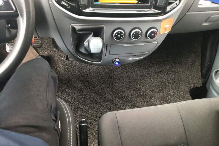 Used SAIC MAXUS Xintu V80 2018 2.5T 6-Speed Manual Aoyuntong Short Wheelbase Mid-Height 5-6 Seater Gear Lever