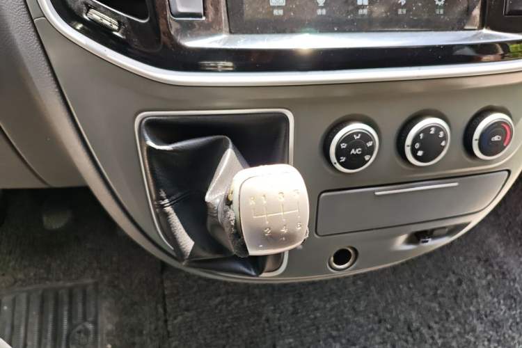 Used SAIC MAXUS Xintu V80 2018 2.5T 6-Speed Manual Commercial Short Wheelbase Mid-Height 9-Seater Gear Lever