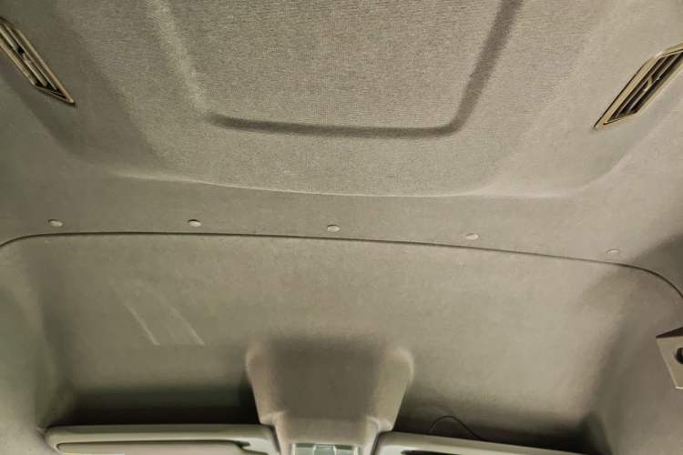 Used SAIC MAXUS Xintu V80 2018 2.5T 6-Speed Manual Commercial Short Wheelbase Mid-Height 9-Seater Headliner