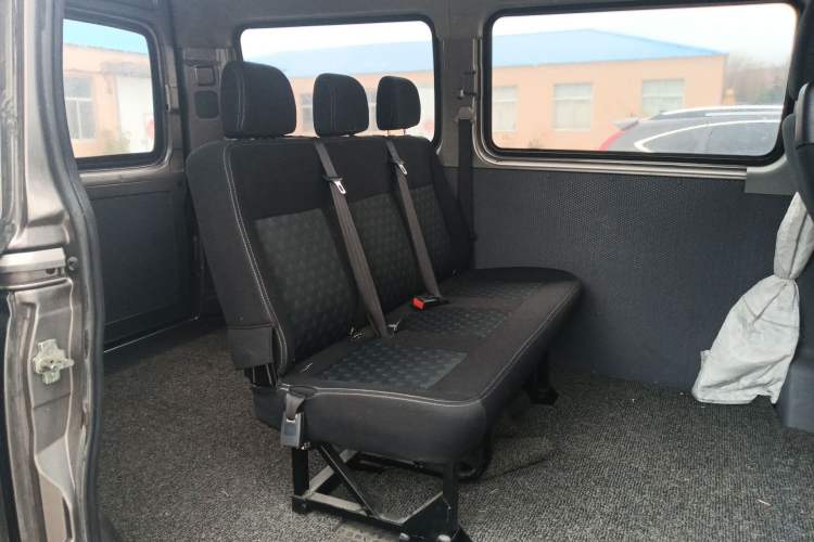 Used SAIC MAXUS Xintu V80 2018 2.5T 6-Speed Manual Aoyuntong Short Wheelbase Mid-Height 5-6 Seater Left Rear Seat