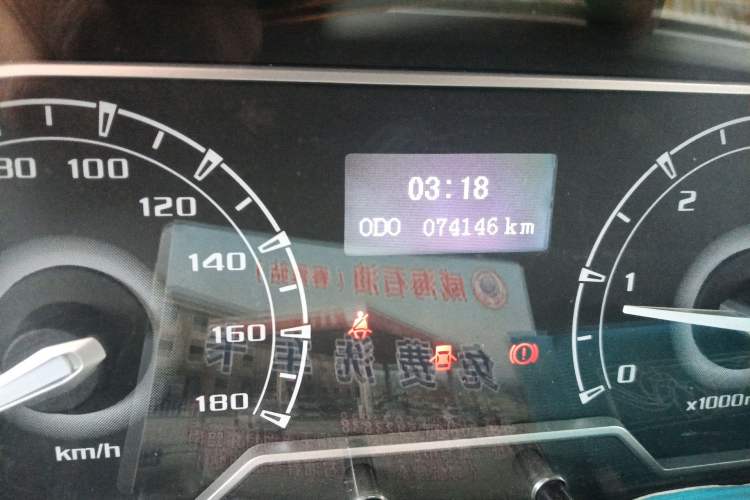 Used SAIC MAXUS Xintu V80 2018 2.5T 6-Speed Manual Aoyuntong Short Wheelbase Mid-Height 5-6 Seater Odometer Close Up