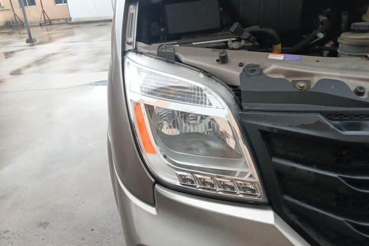 Used SAIC MAXUS Xintu V80 2018 2.5T 6-Speed Manual Aoyuntong Short Wheelbase Mid-Height 5-6 Seater Right Front Headlight