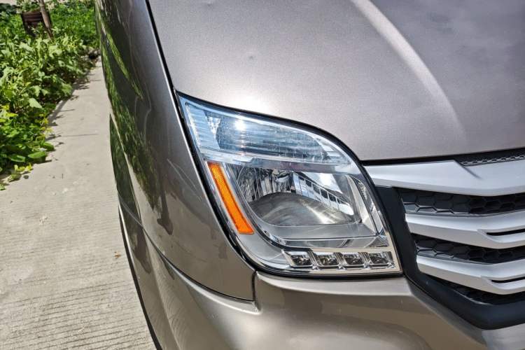 Used SAIC MAXUS Xintu V80 2018 2.5T 6-Speed Manual Commercial Short Wheelbase Mid-Height 9-Seater Right Front Headlight