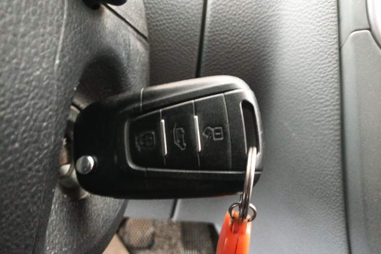 Used SAIC MAXUS Xintu V80 2018 2.5T 6-Speed Manual Aoyuntong Short Wheelbase Mid-Height 5-6 Seater Vehicle Key