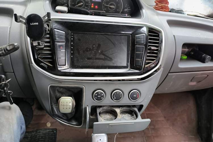 Used SAIC MAXUS Xintu V80 2018 2.5T 6-Speed Manual Aowentong Long-Wheelbase Mid-Roof 7/10-Seater Audio And AC Panel