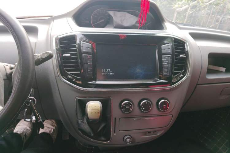 Used SAIC MAXUS Xintu V80 2018 2.5T 6-Speed Manual Elite Edition Short Wheelbase Mid-Height 5-6 Seater Audio And AC Panel