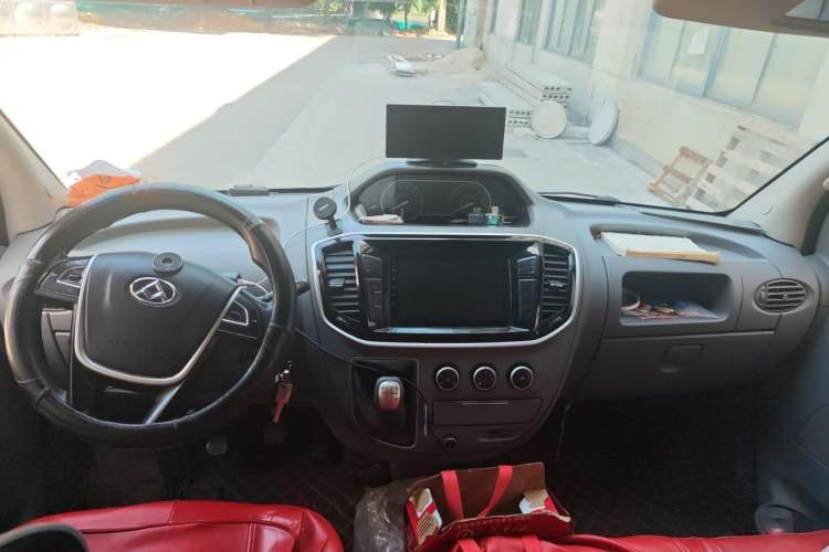 Used SAIC MAXUS Xintu V80 2018 2.5T 6-Speed Manual Aoyuntong Short Wheelbase Mid-Height 5-6 Seater Center Console
