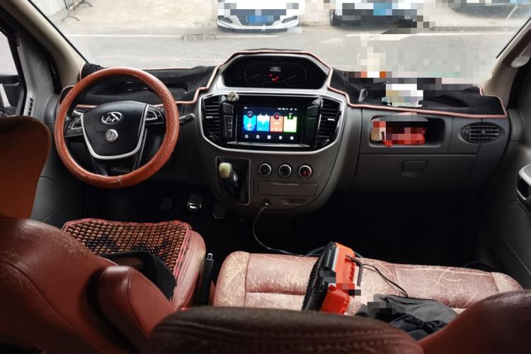 Used SAIC MAXUS Xintu V80 2018 2.5T 6-speed manual Aoyuntong short-wheelbase ultra-low roof 5- or 6-seat model Center Console