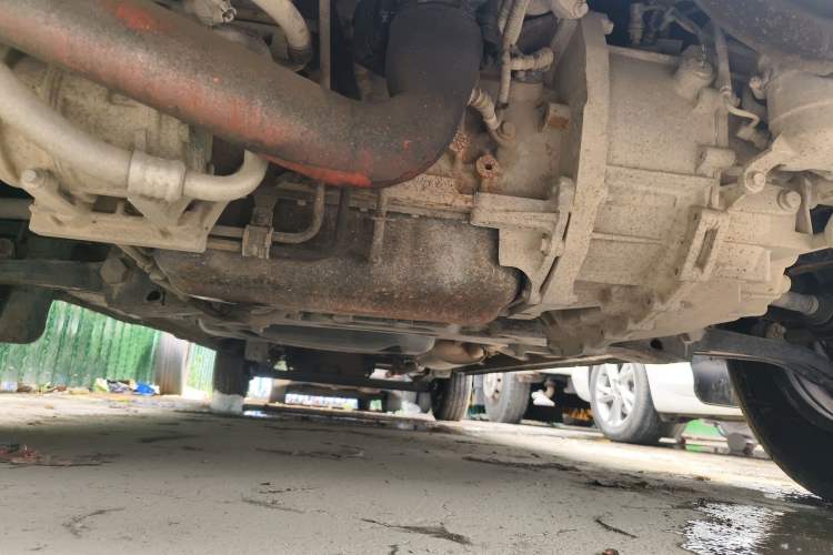Used SAIC MAXUS Xintu V80 2018 2.5T AMT Aoyuntong Long Wheelbase Mid-Roof 7/10-Seater Chassis Front
