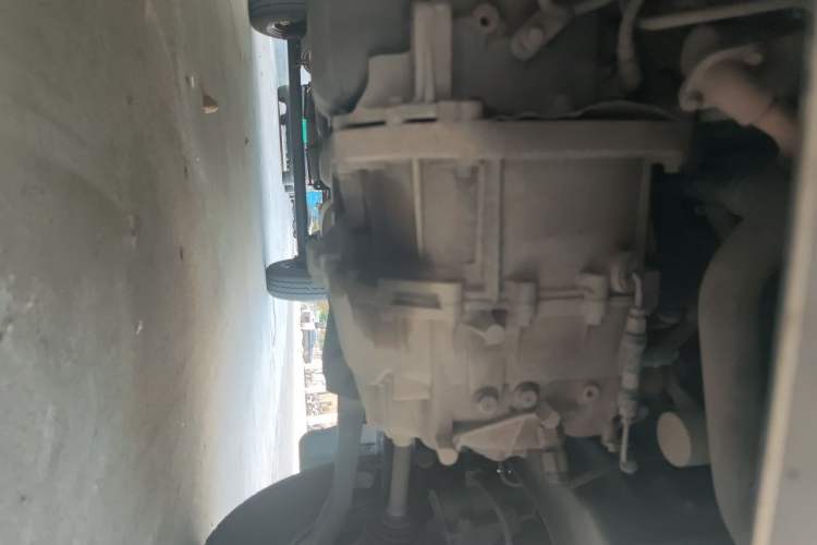Used SAIC MAXUS Xintu V80 2018 2.5T 6-Speed Manual Aoyuntong Short Wheelbase Mid-Height 5-6 Seater Chassis Front