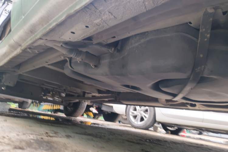 Used SAIC MAXUS Xintu V80 2018 2.5T AMT Aoyuntong Long Wheelbase Mid-Roof 7/10-Seater Chassis Front Right