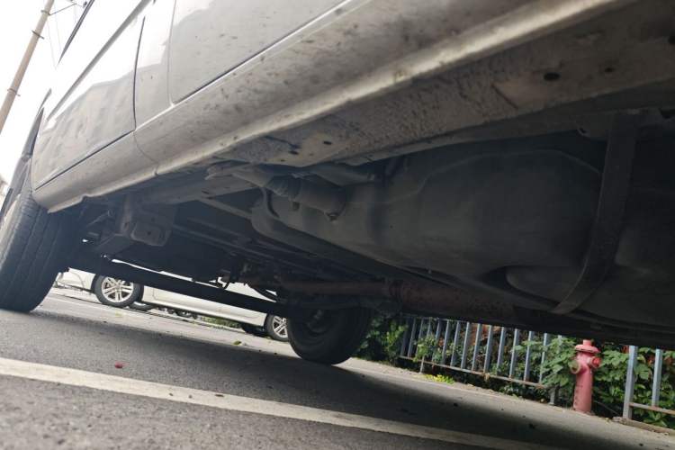 Used SAIC MAXUS Xintu V80 2018 2.5T AMT Aoyuntong Short Wheelbase Mid-Roof 5-6 Seater Chassis Front Right