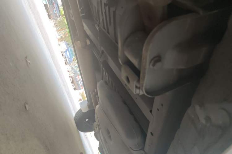 Used SAIC MAXUS Xintu V80 2018 2.5T 6-Speed Manual Aoyuntong Short Wheelbase Mid-Height 5-6 Seater Chassis Rear Right