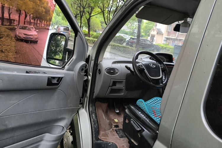 Used SAIC MAXUS Xintu V80 2018 2.5T 6-Speed Manual Aowentong Long-Wheelbase Mid-Roof 7/10-Seater Driver Seat