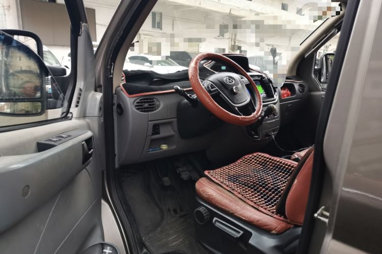 Used SAIC MAXUS Xintu V80 2018 2.5T 6-speed manual Aoyuntong short-wheelbase ultra-low roof 5- or 6-seat model Driver Seat