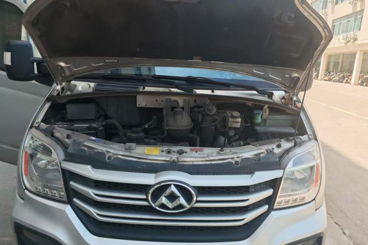 Used SAIC MAXUS Xintu V80 2018 2.5T 6-Speed Manual Aoyuntong Short Wheelbase Mid-Height 5-6 Seater Engine Bay