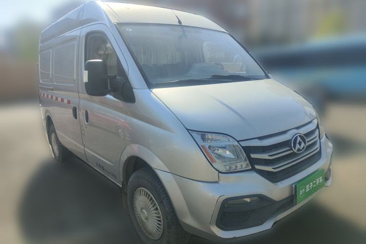 Used SAIC MAXUS Xintu V80 2018 2.5T 6-speed manual van short wheelbase mid-height roof with 2/3 seats Front Right 45 Deg