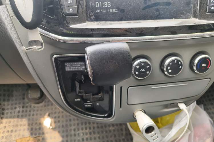 Used SAIC MAXUS Xintu V80 2018 2.5T AMT Aoyuntong Long Wheelbase Mid-Roof 7/10-Seater Gear Lever