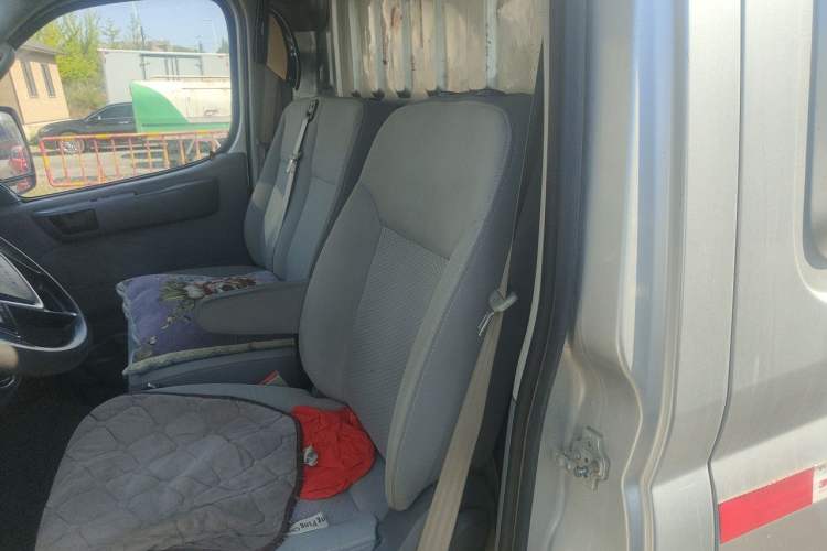 Used SAIC MAXUS Xintu V80 2018 2.5T 6-speed manual van short wheelbase mid-height roof with 2/3 seats Left Front Seat