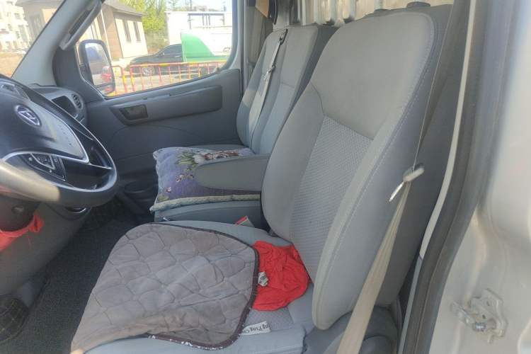 Used SAIC MAXUS Xintu V80 2018 2.5T 6-speed manual van short wheelbase mid-height roof with 2/3 seats Left Rear Seat