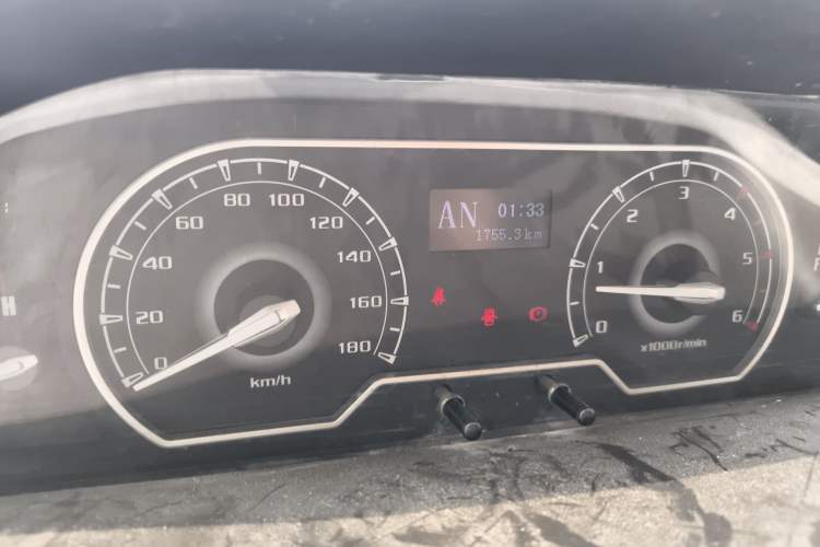 Used SAIC MAXUS Xintu V80 2018 2.5T AMT Aoyuntong Long Wheelbase Mid-Roof 7/10-Seater Odometer Close Up
