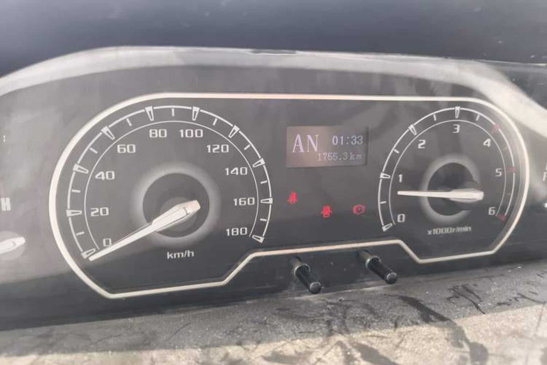 Used SAIC MAXUS Xintu V80 2018 2.5T AMT Aoyuntong Long Wheelbase Mid-Roof 7/10-Seater Odometer Close Up
