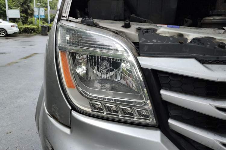 Used SAIC MAXUS Xintu V80 2018 2.5T 6-Speed Manual Aowentong Long-Wheelbase Mid-Roof 7/10-Seater Right Front Headlight