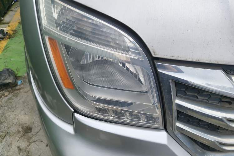 Used SAIC MAXUS Xintu V80 2018 2.5T AMT Aoyuntong Long Wheelbase Mid-Roof 7/10-Seater Right Front Headlight