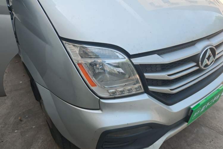Used SAIC MAXUS Xintu V80 2018 2.5T 6-Speed Manual Aoyuntong Short Wheelbase Mid-Height 5-6 Seater Right Front Headlight