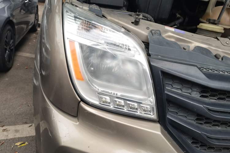 Used SAIC MAXUS Xintu V80 2018 2.5T 6-speed manual Aoyuntong short-wheelbase ultra-low roof 5- or 6-seat model Right Front Headlight