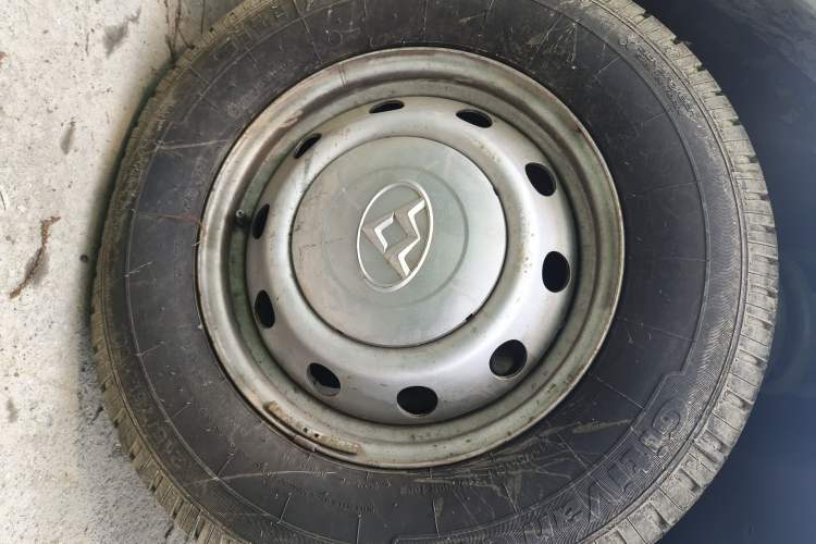 Used SAIC MAXUS Xintu V80 2018 2.5T AMT Aoyuntong Long Wheelbase Mid-Roof 7/10-Seater Right Front Wheel Hub