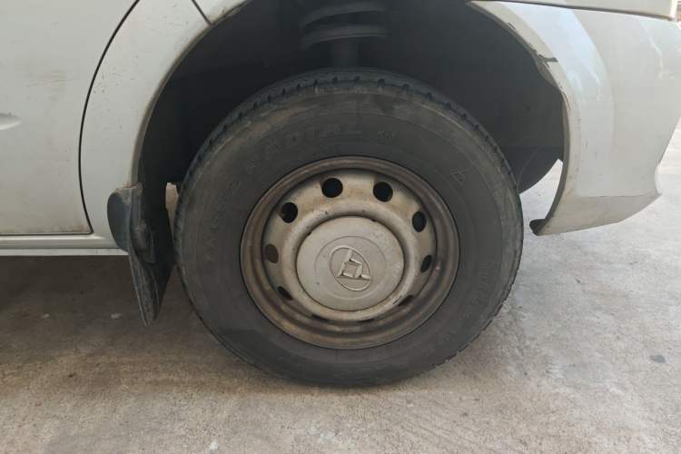 Used SAIC MAXUS Xintu V80 2018 2.5T 6-Speed Manual Aoyuntong Short Wheelbase Mid-Height 5-6 Seater Right Front Wheel Hub