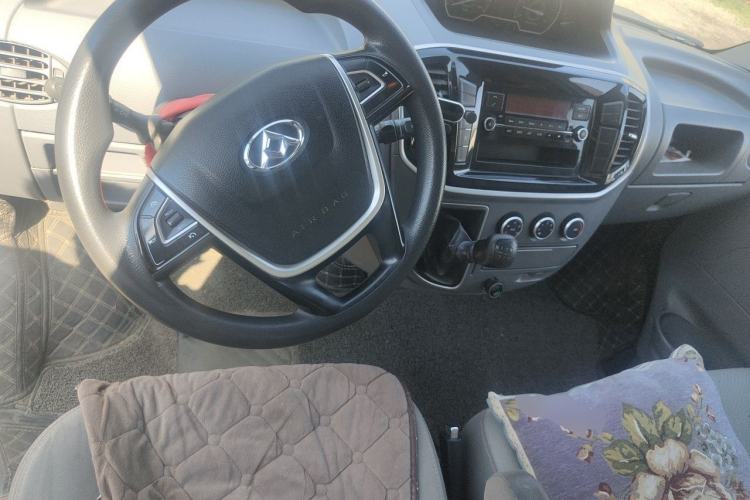 Used SAIC MAXUS Xintu V80 2018 2.5T 6-speed manual van short wheelbase mid-height roof with 2/3 seats Steering Wheel