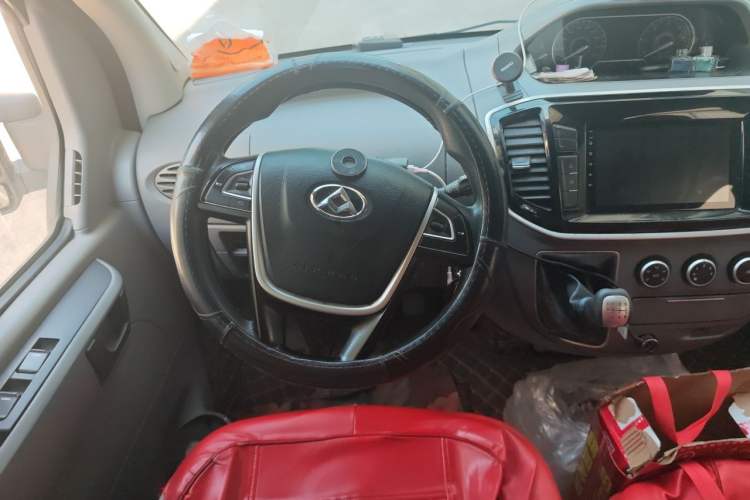 Used SAIC MAXUS Xintu V80 2018 2.5T 6-Speed Manual Aoyuntong Short Wheelbase Mid-Height 5-6 Seater Steering Wheel