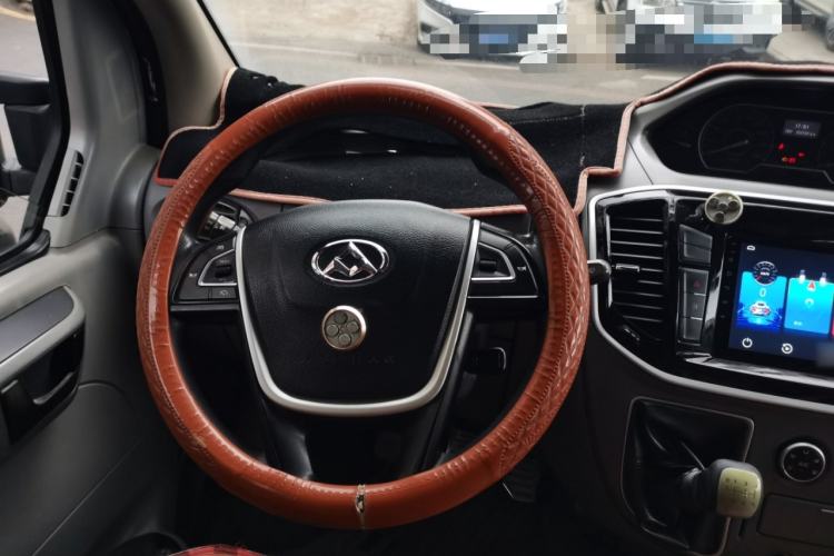Used SAIC MAXUS Xintu V80 2018 2.5T 6-speed manual Aoyuntong short-wheelbase ultra-low roof 5- or 6-seat model Steering Wheel