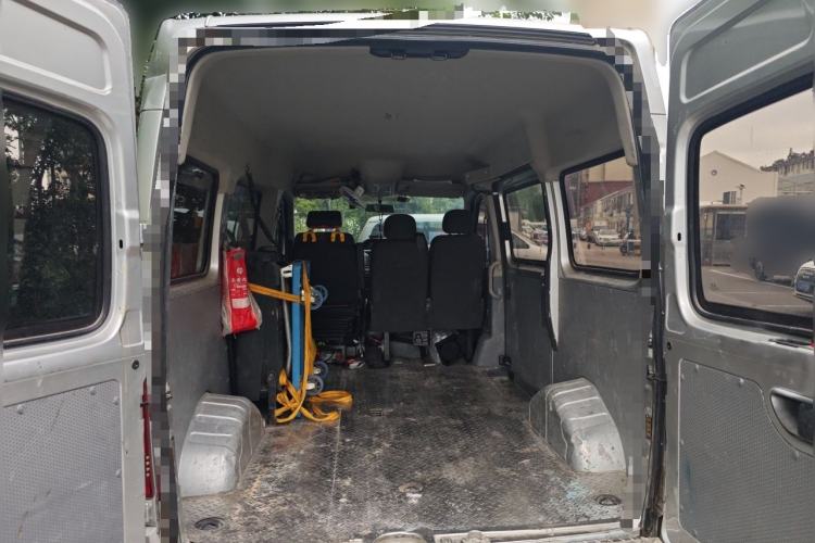 Used SAIC MAXUS Xintu V80 2018 2.5T AMT Aoyuntong Short Wheelbase Mid-Roof 5-6 Seater Trunk