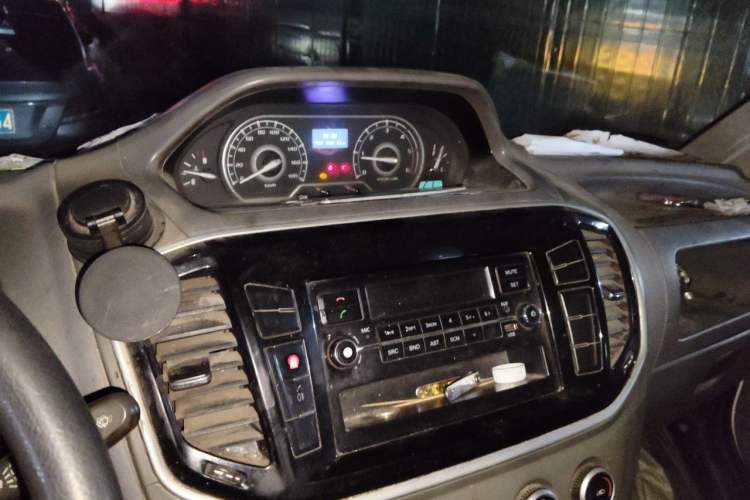 Used SAIC MAXUS Xintu V80 2018 2.5T 6-Speed Manual Aowentong Long-Wheelbase Mid-Roof 7/10-Seater Audio And AC Panel