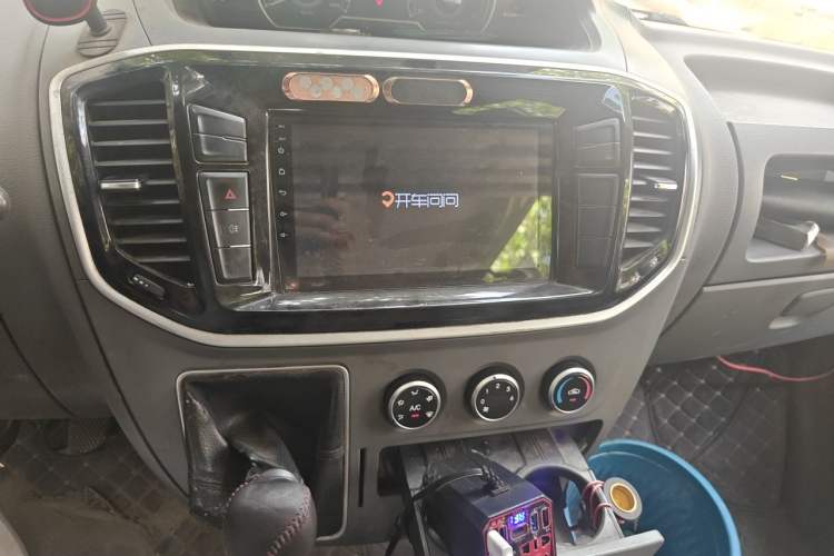 Used SAIC MAXUS Xintu V80 2018 2.5T 6-Speed Manual Aowentong Long-Wheelbase Mid-Roof 7/10-Seater Audio And AC Panel