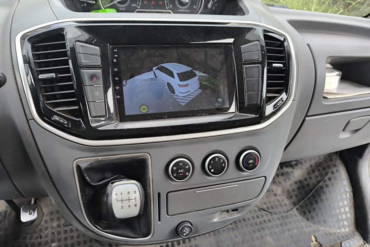 Used SAIC MAXUS Xintu V80 2018 2.5T 6-Speed Manual Aotuntong Facelifted Long Wheelbase Mid-Height 7-Seater Audio And AC Panel