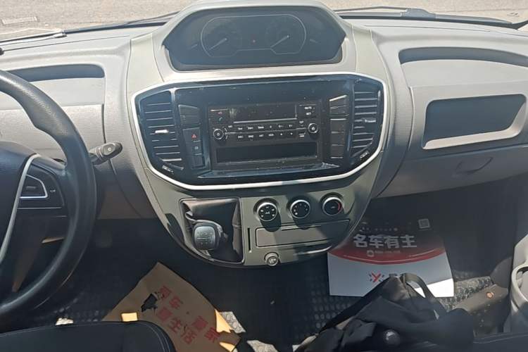 Used SAIC MAXUS Xintu V80 2018 2.5T 6-Speed Manual Aoyuntong Short Wheelbase Mid-Height 5-6 Seater Audio And AC Panel