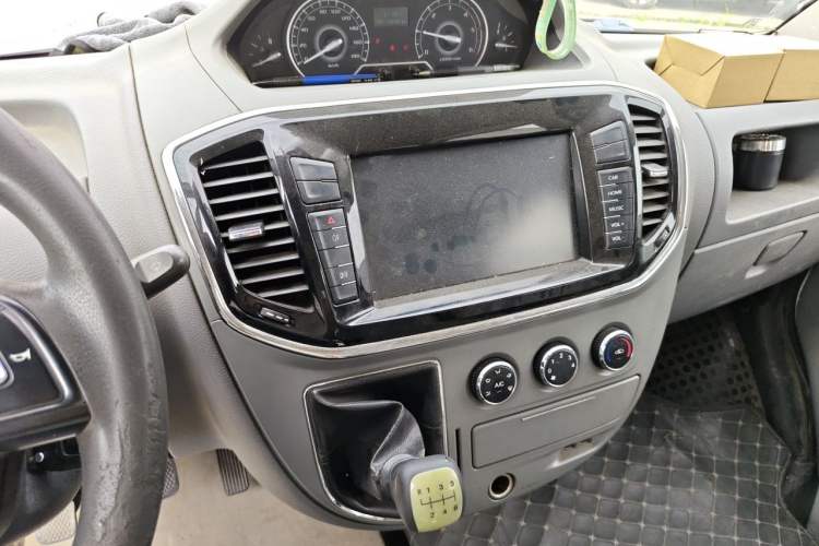 Used SAIC MAXUS Xintu V80 2018 2.5T 6-Speed Manual Elite Edition Short Wheelbase Mid-Height 5-6 Seater Audio And AC Panel
