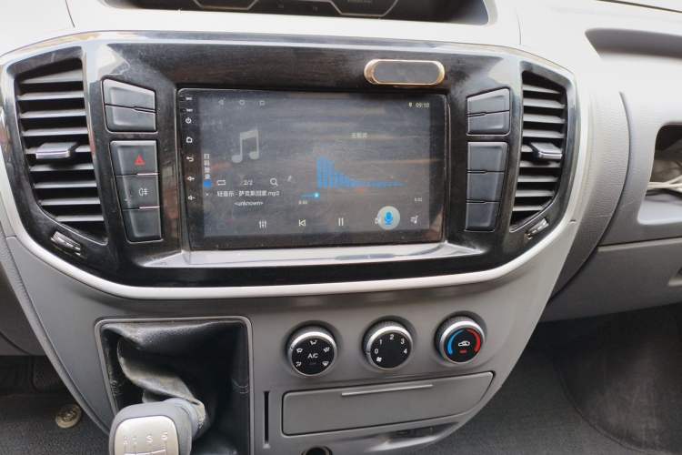Used SAIC MAXUS Xintu V80 2018 2.5T 6-Speed Manual Aotuntong Facelifted Long Wheelbase Mid-Height 7-Seater Audio And AC Panel