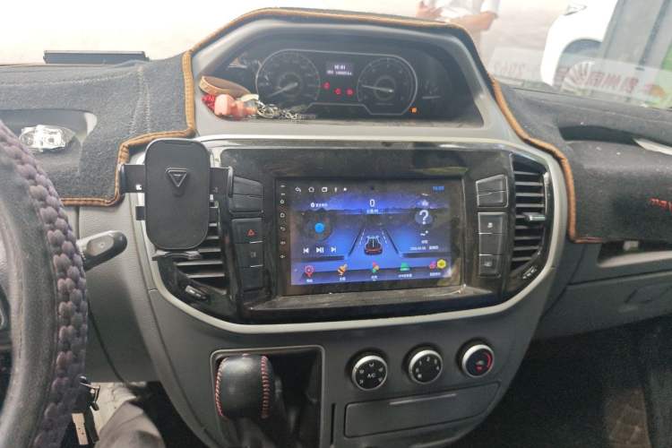 Used SAIC MAXUS Xintu V80 2018 2.5T AMT Zunjie Short Wheelbase Mid-Roof 7-Seater Audio And AC Panel