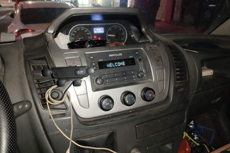 Used SAIC MAXUS Xintu V80 2018 2.5T 6-Speed Manual Aoyuntong Short Wheelbase Mid-Height 5-6 Seater Audio And AC Panel