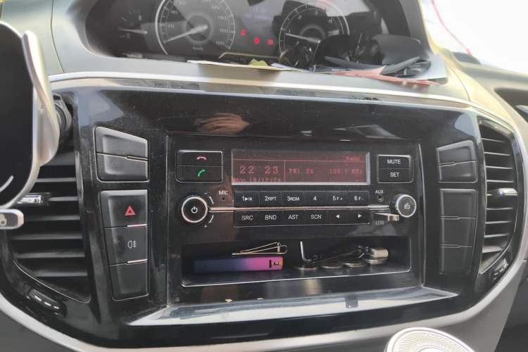 Used SAIC MAXUS Xintu V80 2018 2.5T 6-Speed Manual Aotuntong Facelifted Short-Wheelbase Ultra-Low Roof 5-6 Seater Audio And AC Panel