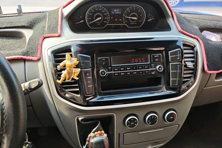 Used SAIC MAXUS Xintu V80 2018 2.5T 6-Speed Manual Aoyuntong Short Wheelbase Mid-Height 5-6 Seater Audio And AC Panel