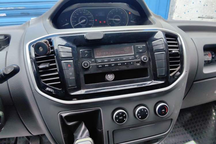 Used SAIC MAXUS Xintu V80 2018 2.5T 6-Speed Manual Aowentong Long-Wheelbase Mid-Roof 7/10-Seater Audio And AC Panel