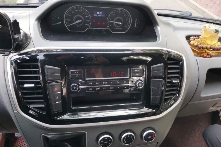 Used SAIC MAXUS Xintu V80 2018 2.5T 6-Speed Manual Commercial Long Wheelbase Mid-Height 9-Seater Audio And AC Panel