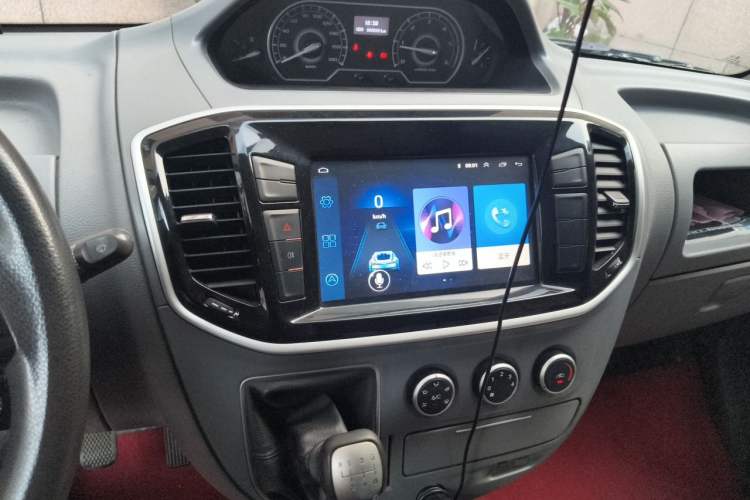 Used SAIC MAXUS Xintu V80 2018 2.5T 6-speed manual van short wheelbase mid-height roof with 2/3 seats Audio And AC Panel
