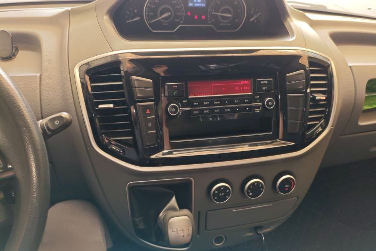 Used SAIC MAXUS Xintu V80 2018 2.5T 6-Speed Manual Aoyuntong Short Wheelbase Mid-Height 5-6 Seater Audio And AC Panel